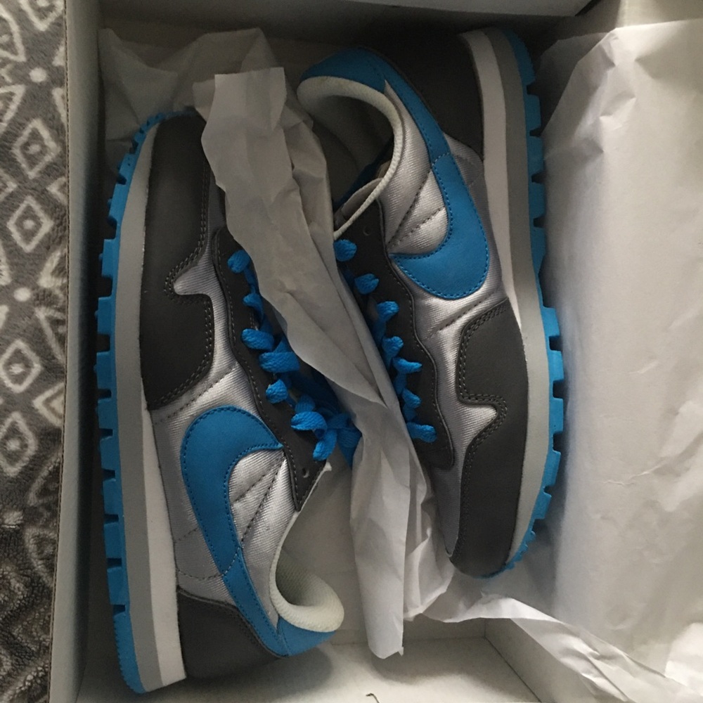 Nike Air Vivent, Blue and Silver, low top shoes